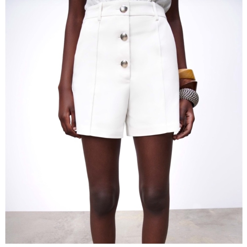 NWT Zara cream shorts with gold buttons pockets and permanent crease size M